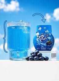 SOPLUS توت أزرق — عبوة SOPLUS توت أزرق بجانب كوب ميّه اتلوّن بالأزرق وحبات توت حواليه